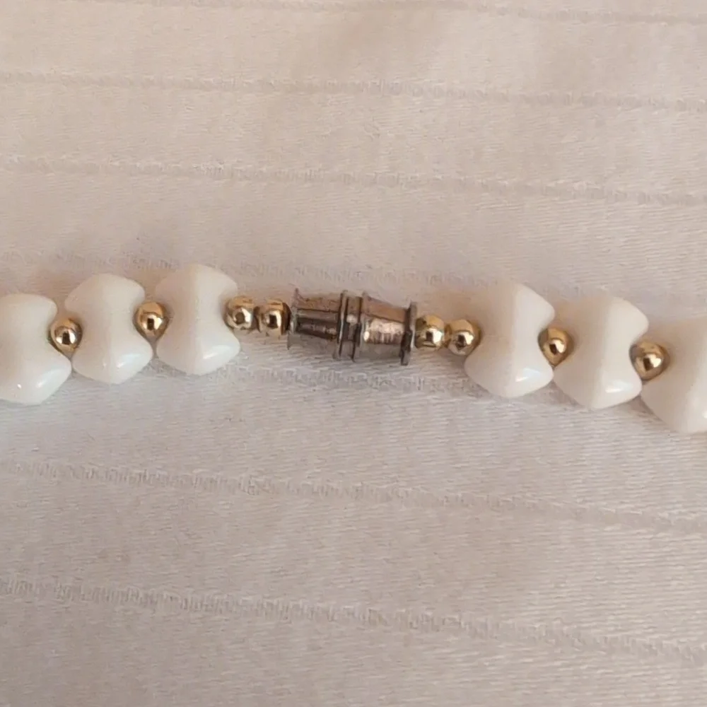 Elegant White and Gold Tone Vintage Beaded Bracelet Set - Picture 3 of 5